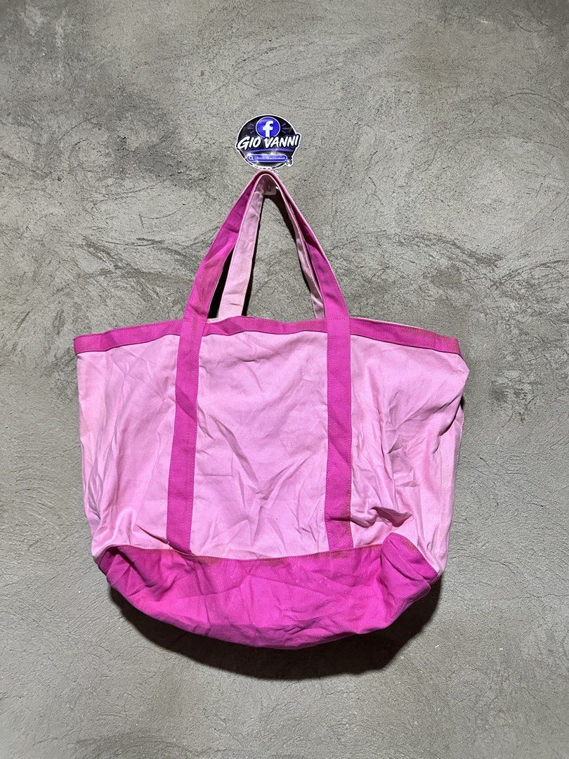 Emirates Tote Bag (Category: Tote Bags) located in Ozamiz City. Submitted by quick_done_deals (Listing ID 1469825459, Image 3). Description: Emirates 🩷 Excellent Condition .