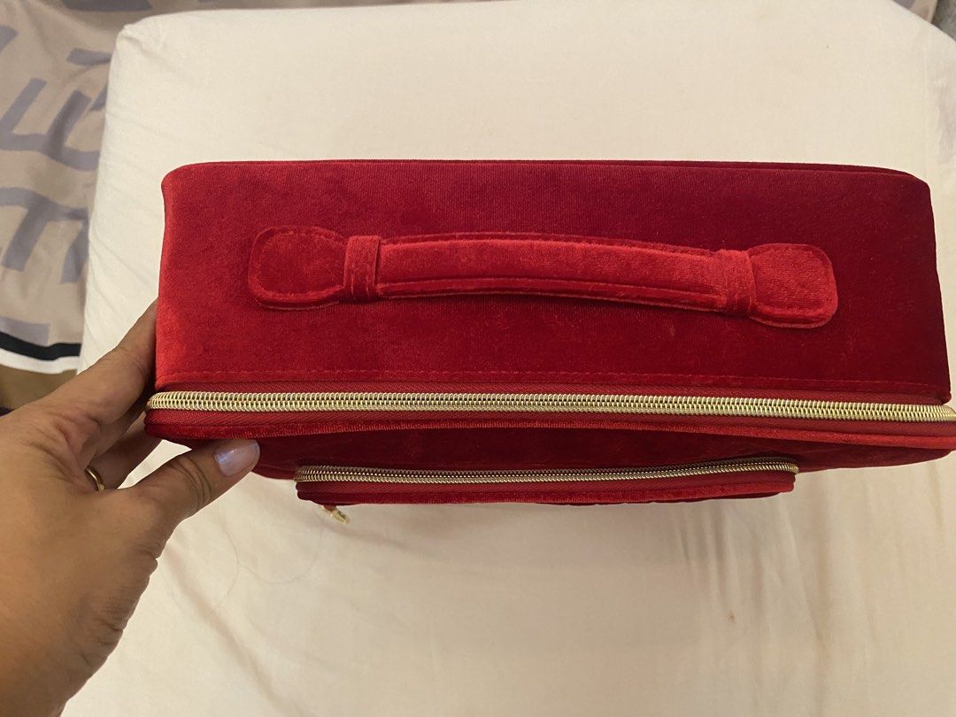 Estee Lauder Red Velvet Vanity Case Makeup Bag (Category: Purses & Pouches) located in Santa Rosa. Submitted by hoardqueensdeclutter (Listing ID 1469900806, Image 2). Description: - Brand: Estee Lauder - Material: Luxurious red velvet with gold zippers - Exterior: Front pocket featuring a chic textured chevron pattern and top carry handle - Interior: Fully lined in red fabric with official brand and 'I'm Recycled' labels - Condition: Pristine, cl