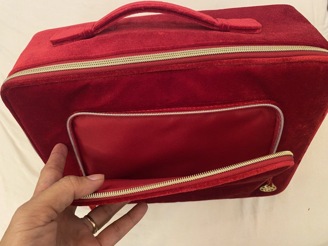 Estee Lauder Red Velvet Vanity Case Makeup Bag (Category: Purses & Pouches) located in Santa Rosa. Submitted by hoardqueensdeclutter (Listing ID 1469900806, Image 3). Description: - Brand: Estee Lauder - Material: Luxurious red velvet with gold zippers - Exterior: Front pocket featuring a chic textured chevron pattern and top carry handle - Interior: Fully lined in red fabric with official brand and 'I'm Recycled' labels - Condition: Pristine, cl