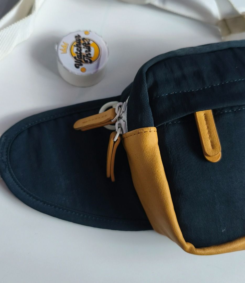 Everlast Link Bum/Waist Bag (Category: Belt bags, Clutches and Pouches) located in Manapla. Submitted by gentleturtle_3dc683 (Listing ID 1469924589, Image 3). Description: Everlast Link Bum/Waist Bag 💵 ₱ 390 📏 Size: 17 ½ x 7 🎨 Color Rate: 9.5 /10 or better ✨ Condition: Excellent Pre-loved thrifted item. 💬 Message us for inquiries!.