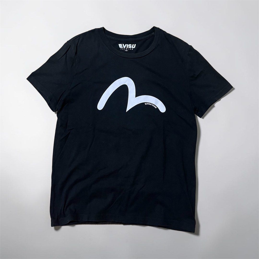 Evisu classic design tee✨ (Category: Formal Shirts) located in San Jose. Submitted by thriftfindsarchive (Listing ID 1469915958, Image 1). Description: Men’s Women’s Evisu classic design logo -W’ 19 -L’ 26 -Issue: minimal fade on the neck -as new condition -fave ✨.