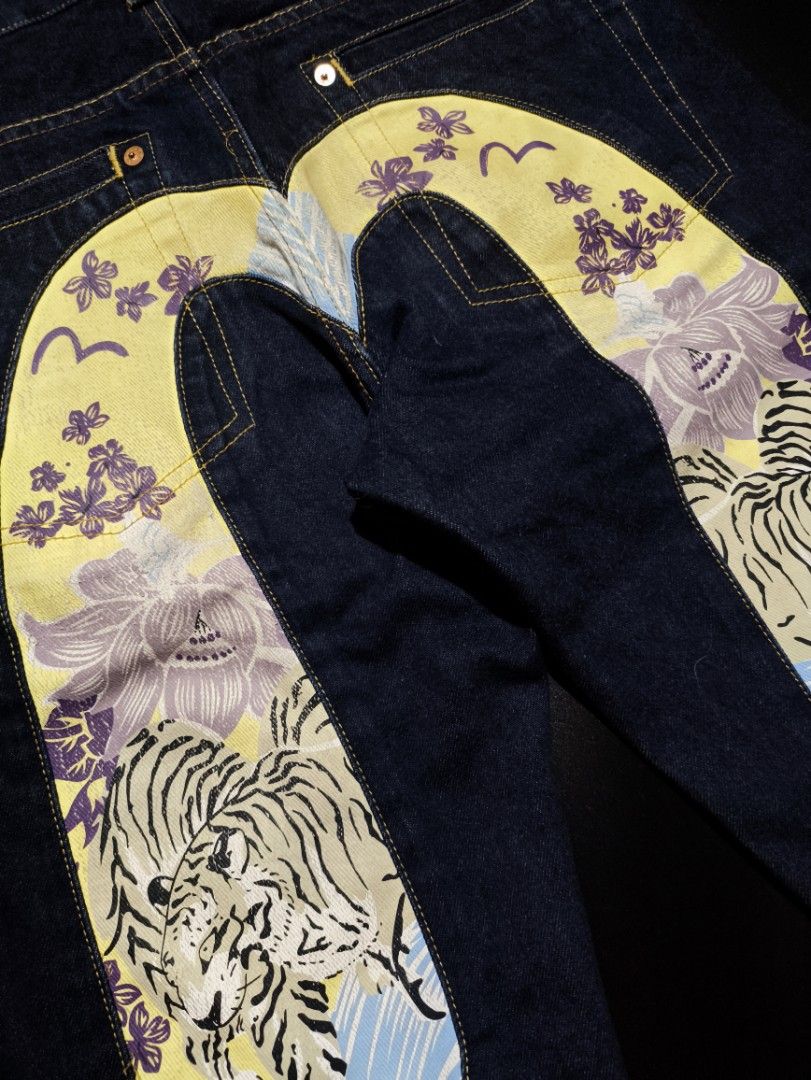 EVISU Daicock White Tiger Selvedge Denim Jorts (Category: Shorts) located in Manila. Submitted by paulchristian_363 (Listing ID 1469793208, Image 2). Description: •Authentic •Selvedge Dimes: W-29-31 L-25 H-8.4 Issue: Scratches(see pics for reference) Color rate: 8/10 Condition: 8/10 Price: 3,000.