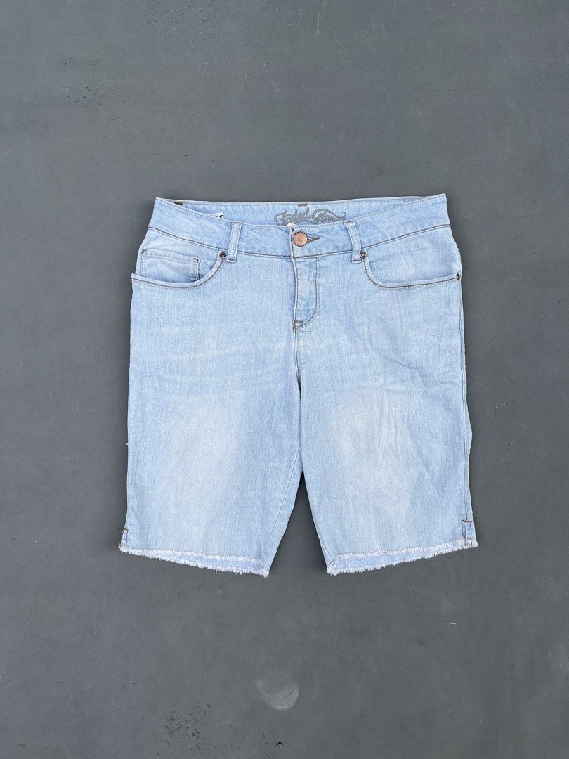 FADED GLORY DENIM SHORT (Category: Shorts) located in Quezon City. Submitted by kentstuff (Listing ID 1469902288, Image 1). Description: FADED GLORY Waist: 32-35 Length: 18 Leg opening: 8.5 Condition: Excellent CR: 9/10 Issue: ❌ DISCLAIMER: This is a thrifted item. All brands, logos, and trademarks belong to their rightful owners. We’re here to rehome great pieces — no brand affiliation intended.