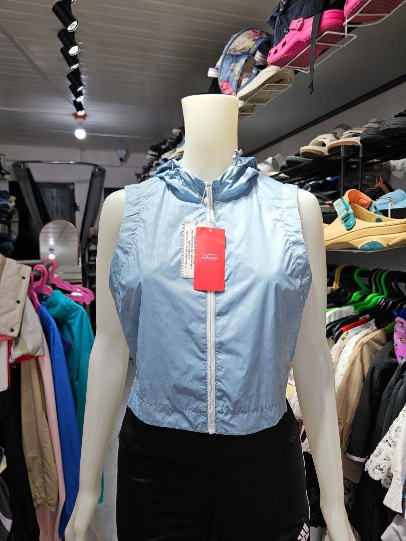 Fantom vest (Category: Coats, Jackets and Outerwear) located in Baguio. Submitted by kayeonlineshop (Listing ID 1469848091, Image 2). Description: vest from Fantom (often known as Fantom Golf & Sports), a popular Korean golf and activewear brand..