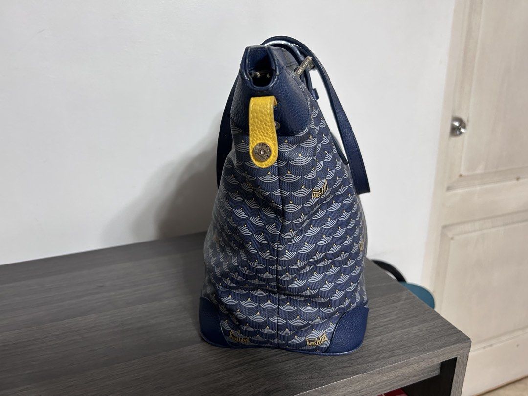Faure Le Page battle tote bag (Category: Luxury Bags & Wallets) located in Quezon City. Submitted by lunamond (Listing ID 1469881384, Image 2). Description: Very nice condition, everyday battle tote bag . Very spacious , for everyday for travel abd office bag.