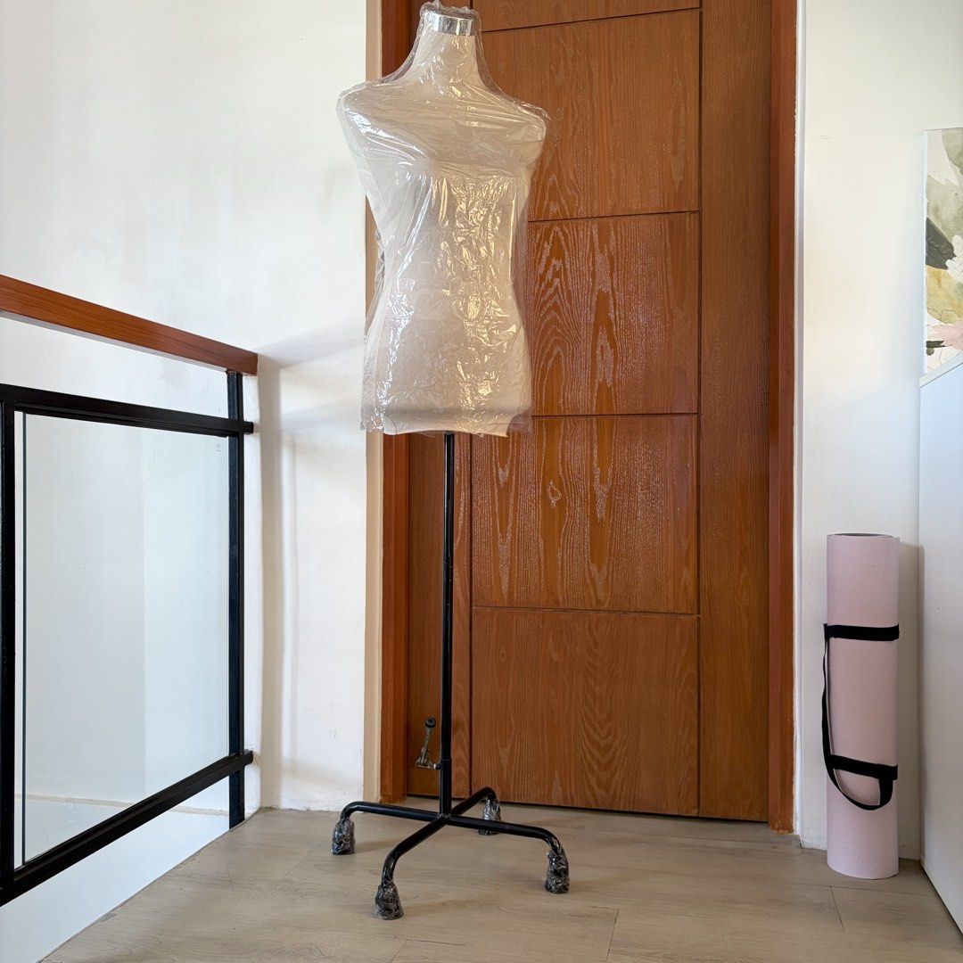 Female mannequin with stand and adjustable height (Category: Clothes Drying Rack) located in Makati City. Submitted by eggcloud (Listing ID 1469847734, Image 3). Description: 👋 pls read all before chat: - for MEETUP only in Nuvali area - negotiate if buying more from my shop. if not-the price is fixed - all pics posted already, pls scroll - purchased from Laz ada - rfs: barely used, decluttering 💵 payment: gcash/maya 🗓️ if meetup: around Nuval