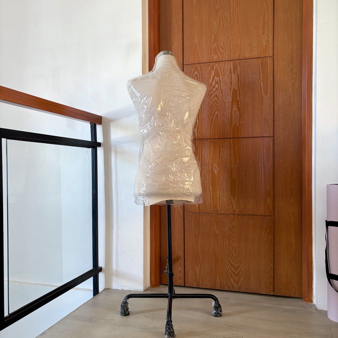 Female mannequin with stand and adjustable height (Category: Clothes Drying Rack) located in Makati City. Submitted by eggcloud (Listing ID 1469847734, Image 2). Description: 👋 pls read all before chat: - for MEETUP only in Nuvali area - negotiate if buying more from my shop. if not-the price is fixed - all pics posted already, pls scroll - purchased from Laz ada - rfs: barely used, decluttering 💵 payment: gcash/maya 🗓️ if meetup: around Nuval