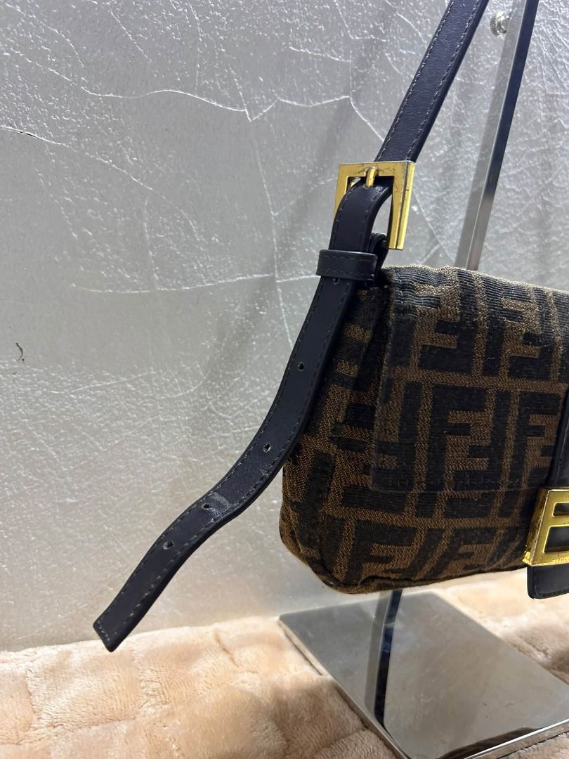 FENDI BAGUETTE BAG (Category: Cross-body Bags) located in Caloocan City. Submitted by j3ngsanity (Listing ID 1469907124, Image 2). Description: ISSUE : MINIMAL ON HARDWARE SPECIALLY SA LOGO / MINIMAL SCRATCH SA LEATHER SA HANDLE SOBRANG MINIMAL LANG.