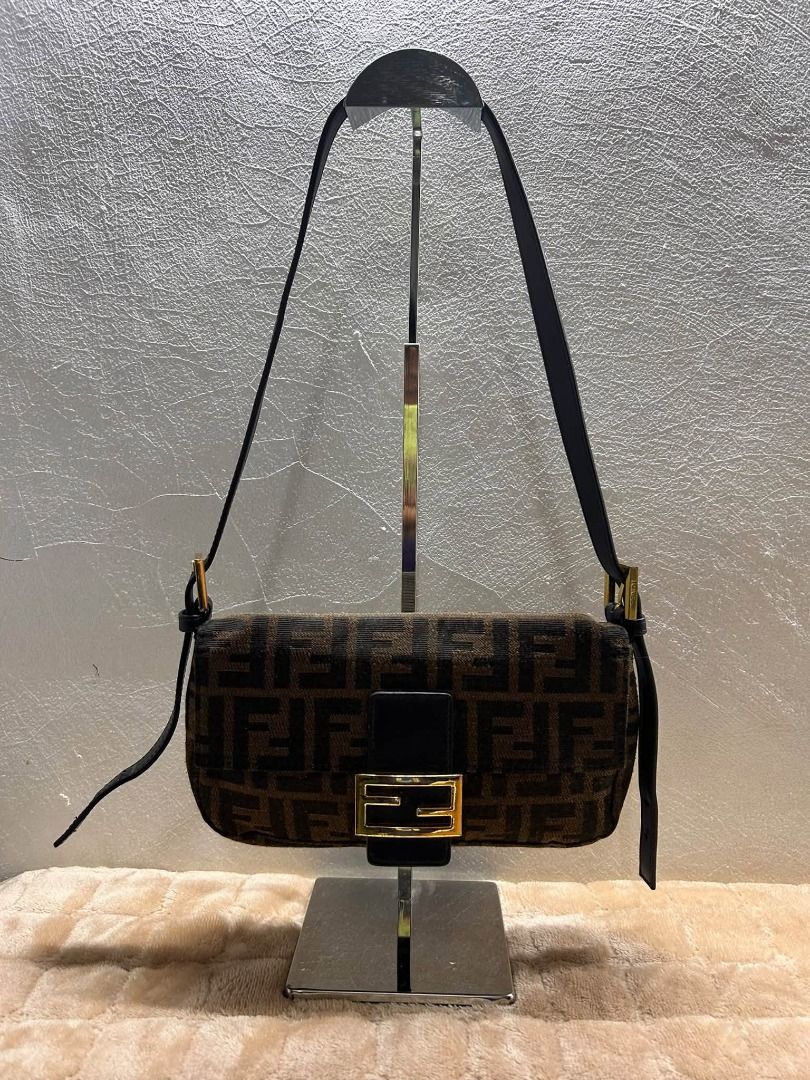 FENDI BAGUETTE BAG (Category: Cross-body Bags) located in Caloocan City. Submitted by j3ngsanity (Listing ID 1469907124, Image 1). Description: ISSUE : MINIMAL ON HARDWARE SPECIALLY SA LOGO / MINIMAL SCRATCH SA LEATHER SA HANDLE SOBRANG MINIMAL LANG.