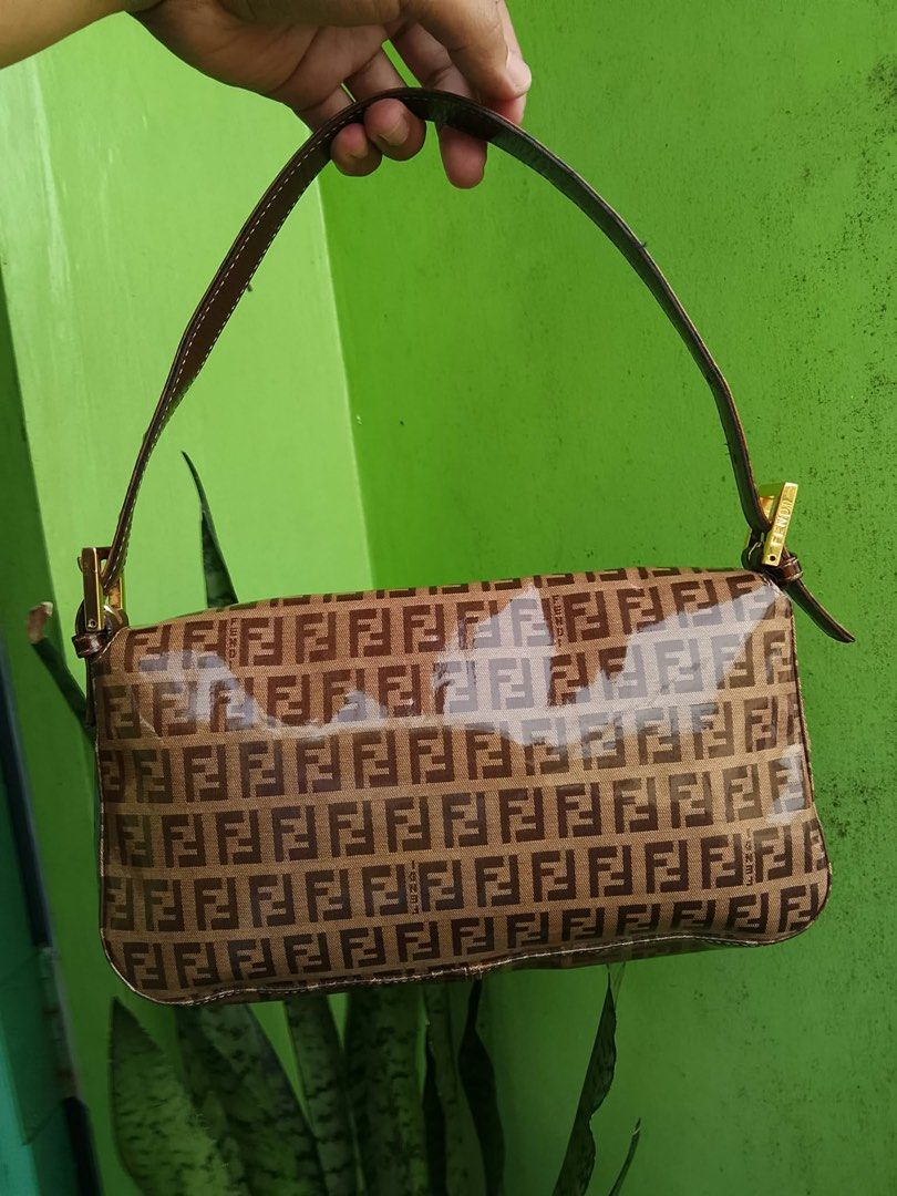 Fendi Baguette Patent Zucchino (Category: Luxury Bags & Wallets) located in Lucban. Submitted by ceejayfinds (Listing ID 1469849921, Image 2). Description: issue see in picture sa nut may white white sa gilid pero sa labas flawless. drop offer .