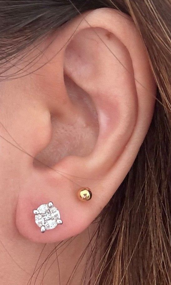 First generation earrings (Category: Earrings) located in Pasay City. Submitted by ms0718 (Listing ID 1469830073, Image 2). Description: natural diamonds 14k white gold 2.28 grams total 1 carat approx carat total.