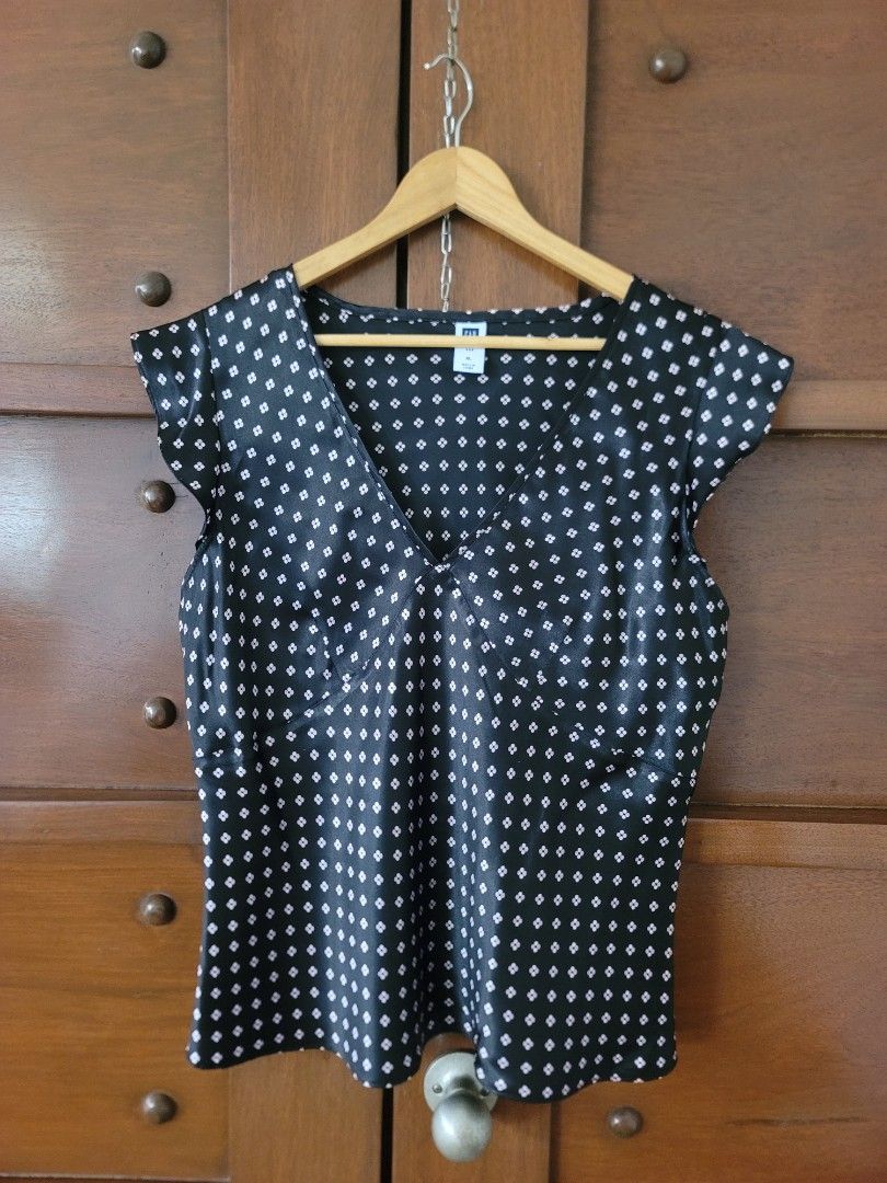 FIXED PRICE! Preloved Gap Silk Top (Category: Sleeveless) located in Quezon City. Submitted by justdeclutter_ (Listing ID 1469839267, Image 1). Description: XL on tag, from US Good condition, signs of use Bawal po sa maarte 🔷PLEASE READ: Items are preloved and in good quality unless stated otherwise. ✨ ❌ NO when worn ❌ NO haggling ❌ NO meet-ups ❌ NO rush shipping & requesting of courier ✅SHIPPING FEE TO BE SHOULDERED BY BUYER ✅For same day deliv
