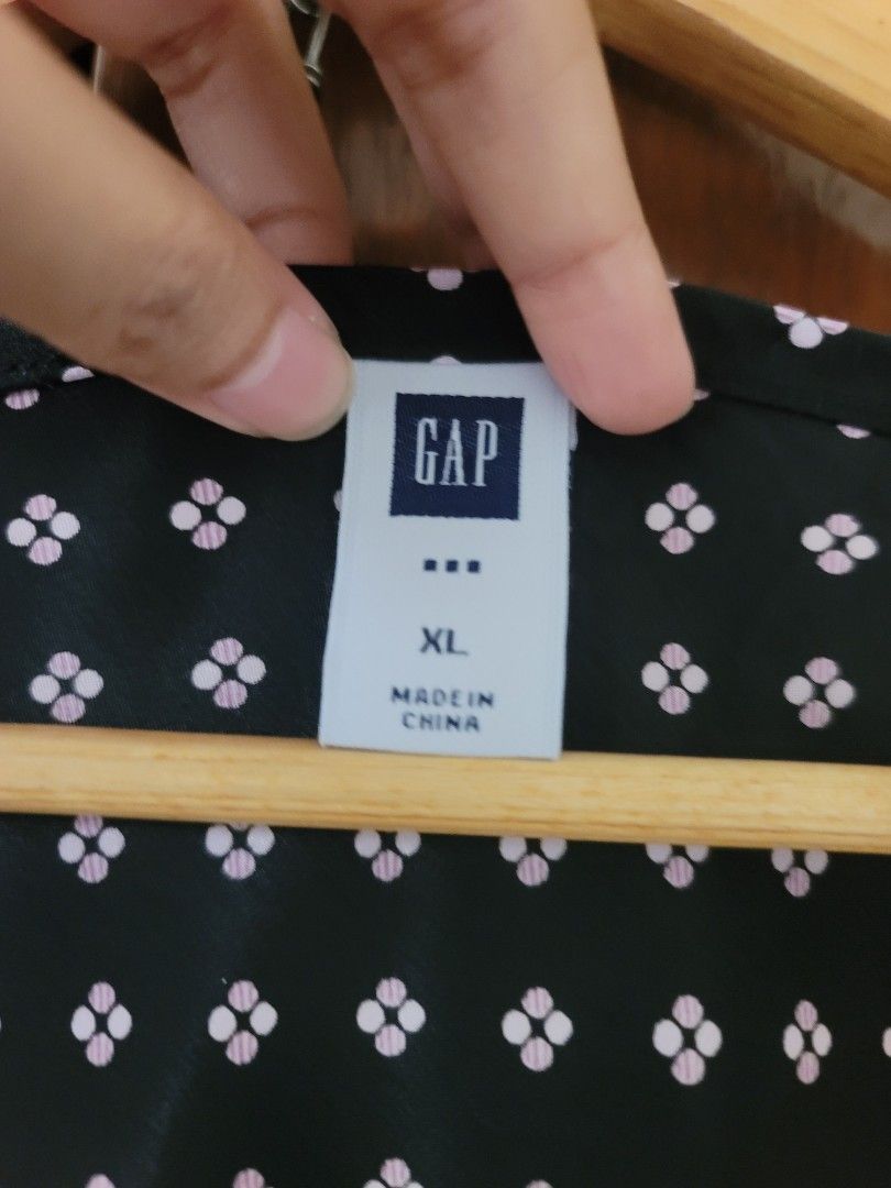 FIXED PRICE! Preloved Gap Silk Top (Category: Sleeveless) located in Quezon City. Submitted by justdeclutter_ (Listing ID 1469839267, Image 3). Description: XL on tag, from US Good condition, signs of use Bawal po sa maarte 🔷PLEASE READ: Items are preloved and in good quality unless stated otherwise. ✨ ❌ NO when worn ❌ NO haggling ❌ NO meet-ups ❌ NO rush shipping & requesting of courier ✅SHIPPING FEE TO BE SHOULDERED BY BUYER ✅For same day deliv