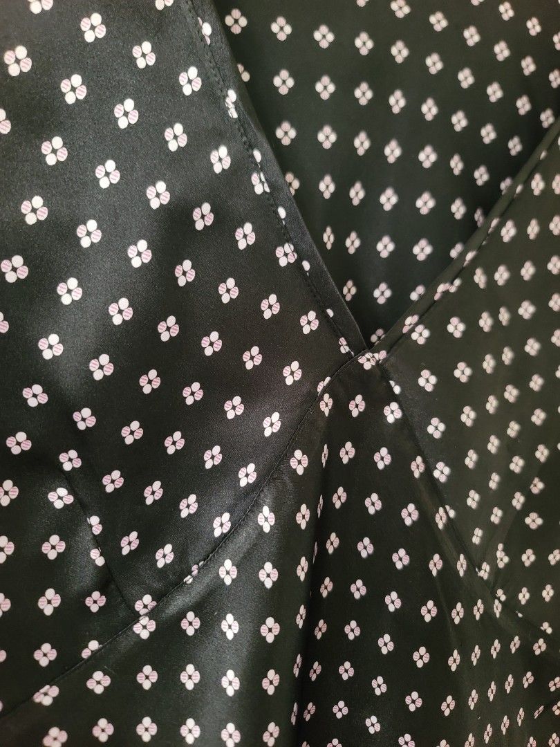 FIXED PRICE! Preloved Gap Silk Top (Category: Sleeveless) located in Quezon City. Submitted by justdeclutter_ (Listing ID 1469839267, Image 2). Description: XL on tag, from US Good condition, signs of use Bawal po sa maarte 🔷PLEASE READ: Items are preloved and in good quality unless stated otherwise. ✨ ❌ NO when worn ❌ NO haggling ❌ NO meet-ups ❌ NO rush shipping & requesting of courier ✅SHIPPING FEE TO BE SHOULDERED BY BUYER ✅For same day deliv