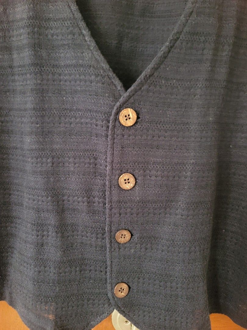 FIXED PRICE! Preloved Imported Button Down Vest Cotton (Category: Sleeveless) located in Quezon City. Submitted by justdeclutter_ (Listing ID 1469837132, Image 2). Description: M on tag, from Japan Good condition, signs of use Bawal po sa maarte 🔷PLEASE READ: Items are preloved and in good quality unless stated otherwise. ✨ ❌ NO when worn ❌ NO haggling ❌ NO meet-ups ❌ NO rush shipping & requesting of courier ✅SHIPPING FEE TO BE SHOULDERED BY BUY