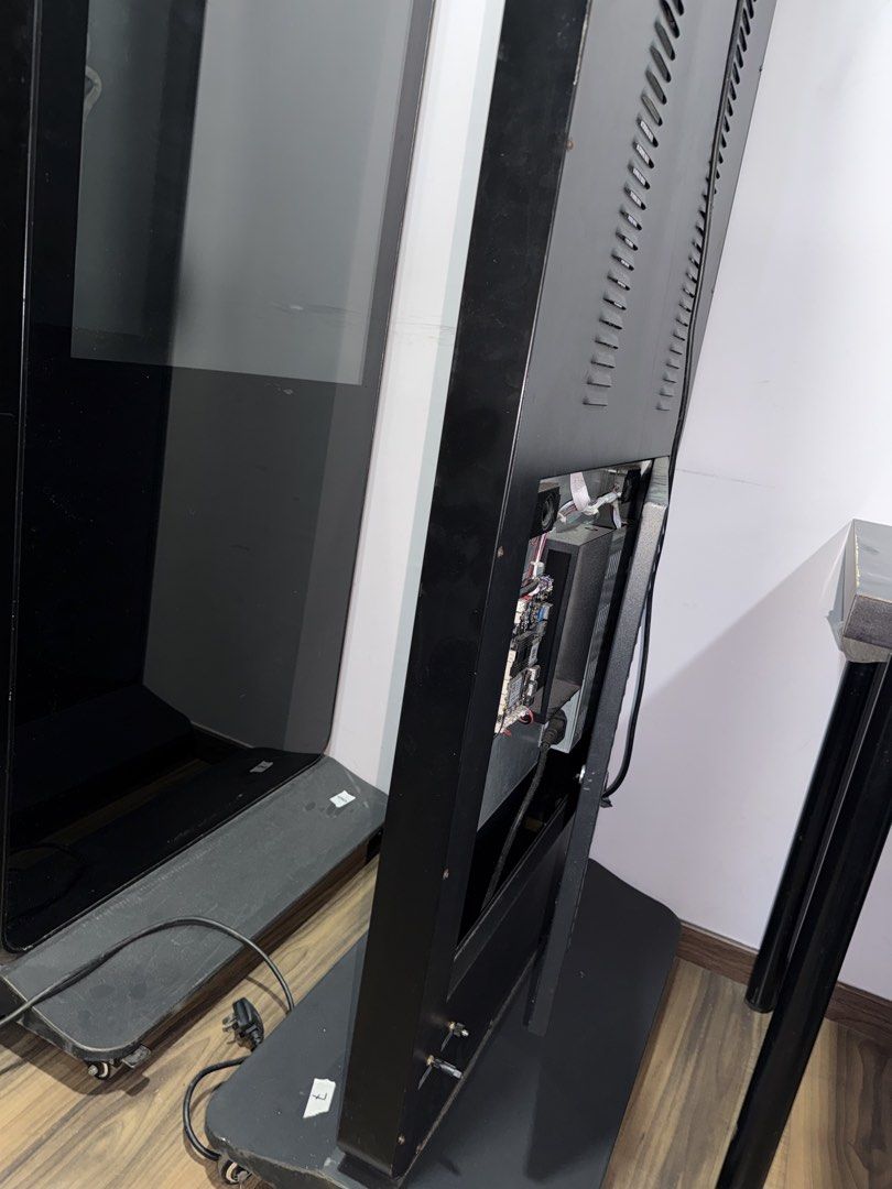 Computer Like Floor Floor standing digital signage touchscreen kiosk display monitor ...