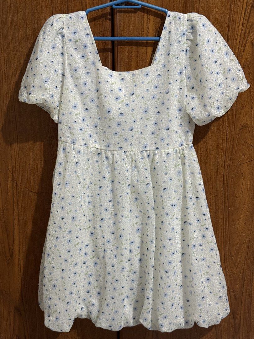 Floral dress (Category: Dresses) located in Adams. Submitted by adrchive (Listing ID 1469885559, Image 1). Description: - best fits medium frame (waist line: 27-28 inches).