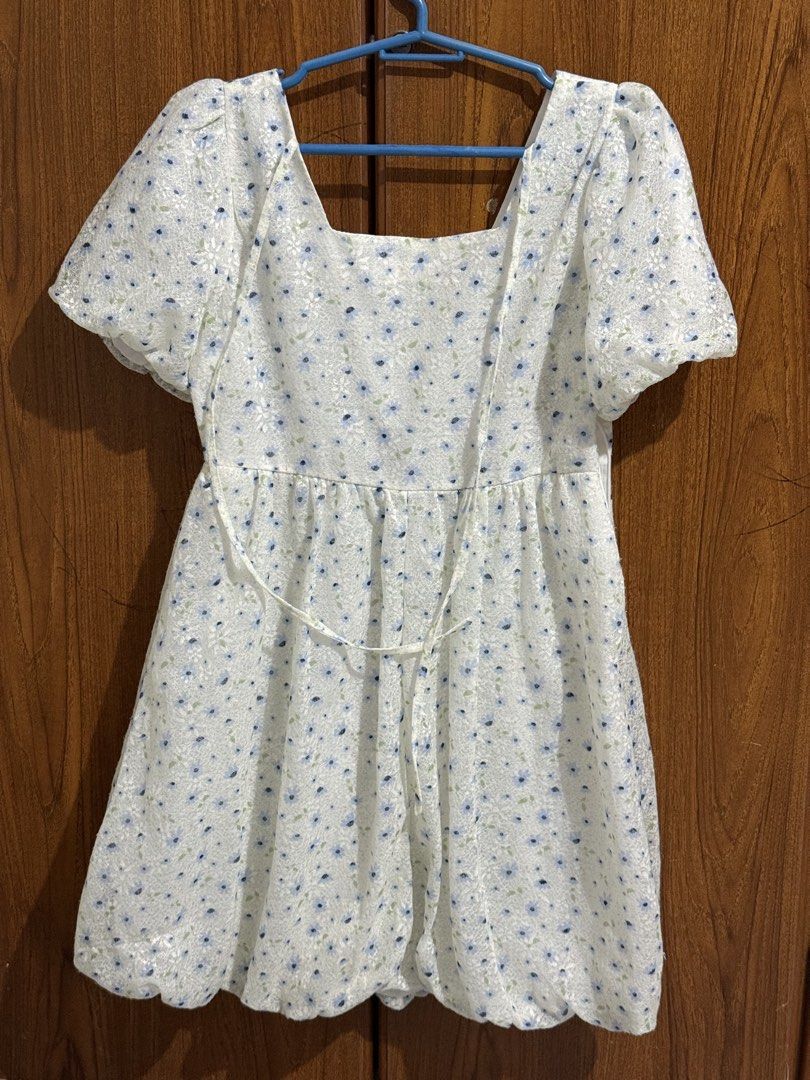 Floral dress (Category: Dresses) located in Adams. Submitted by adrchive (Listing ID 1469885559, Image 2). Description: - best fits medium frame (waist line: 27-28 inches).