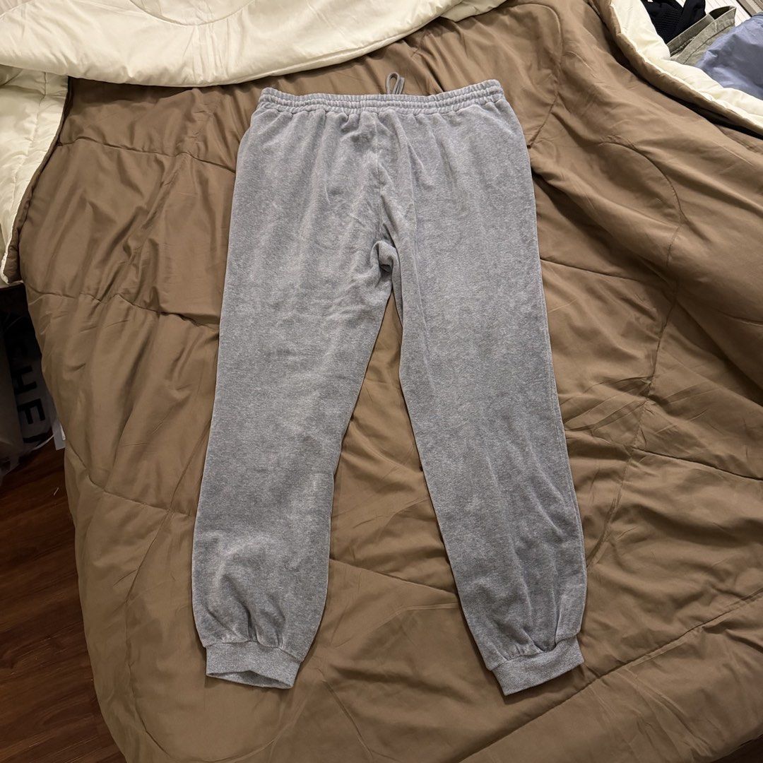 Forever 21 2XL Gray Jogger Sweatpants Size Plus Size (Category: Other Bottoms) located in Paranaque City. Submitted by marjjjj_ (Listing ID 1469911679, Image 2). Description: Forever 21+ 2X on tag Feel of material is similar to teddy / fleece Fitted only then stored No visible issues.