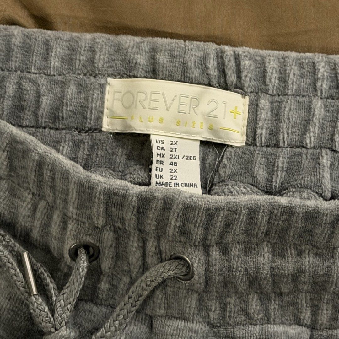 Forever 21 2XL Gray Jogger Sweatpants Size Plus Size (Category: Other Bottoms) located in Paranaque City. Submitted by marjjjj_ (Listing ID 1469911679, Image 3). Description: Forever 21+ 2X on tag Feel of material is similar to teddy / fleece Fitted only then stored No visible issues.