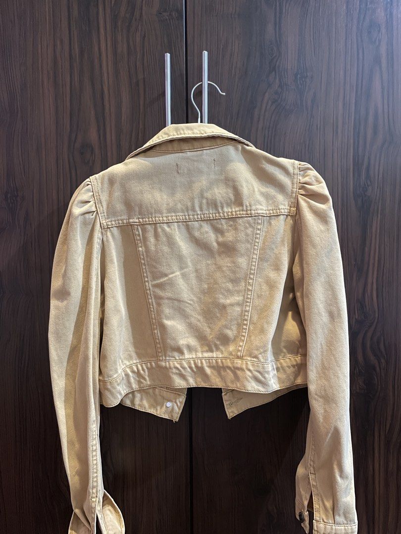 forever 21 beige jacket puff sleeve size m (Category: Coats, Jackets and Outerwear) located in Manila. Submitted by happymoon_0ae0c8 (Listing ID 1469891000, Image 2). Description: - fits xs to m - negotiable .