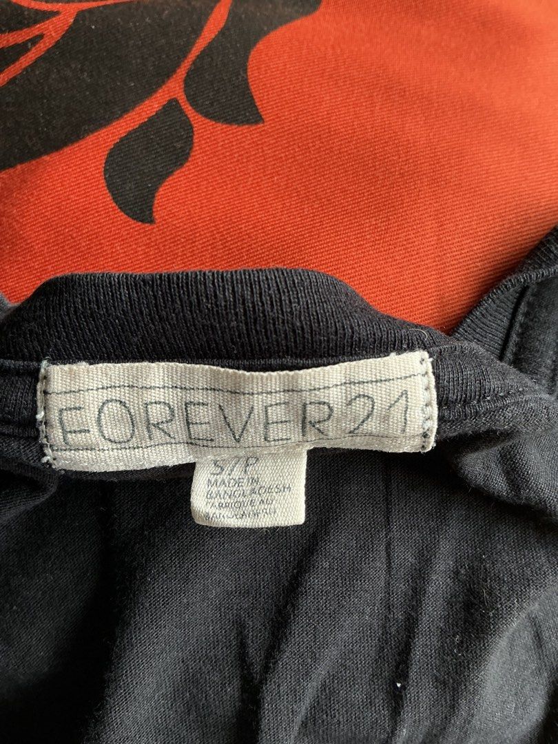 FOREVER 21 Dark Grey Short-sleeve V-neck TShirt (Category: Shirts) located in Quezon City. Submitted by shopabilitymnl (Listing ID 1469815009, Image 3). Description: SIZE: XS-S Mannequin’s size - Bust: 36-37 inches - Length: 23 Inches .