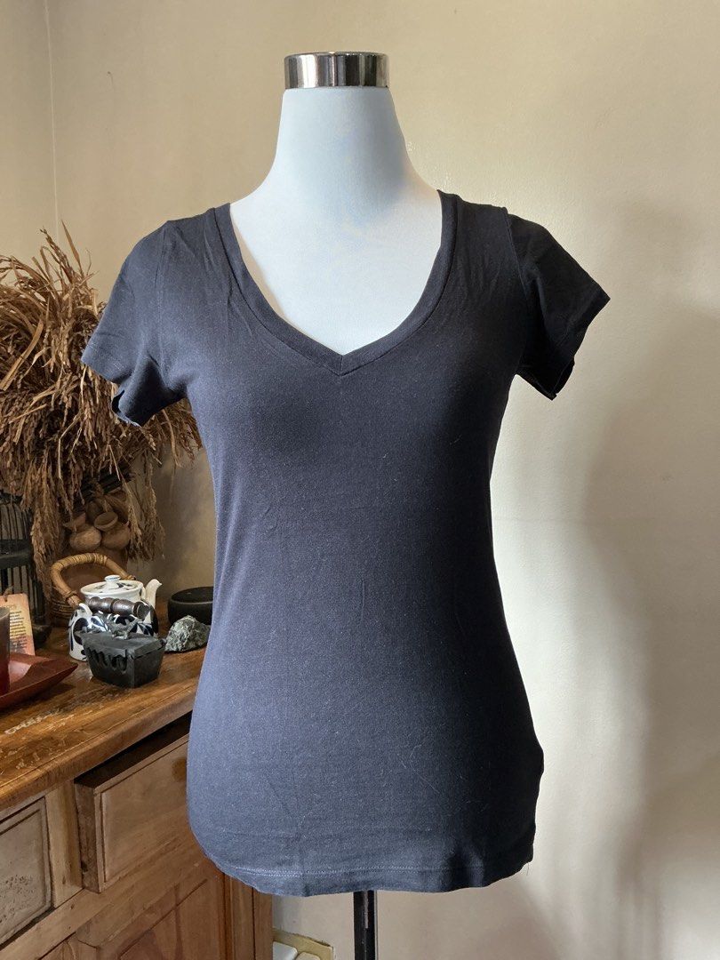 FOREVER 21 Dark Grey Short-sleeve V-neck TShirt (Category: Shirts) located in Quezon City. Submitted by shopabilitymnl (Listing ID 1469815009, Image 1). Description: SIZE: XS-S Mannequin’s size - Bust: 36-37 inches - Length: 23 Inches .