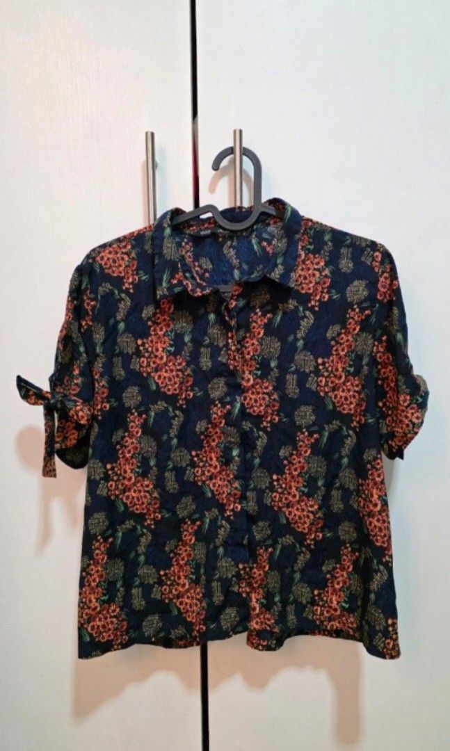 Forme Top (Category: Blouses) located in Mandaluyong City. Submitted by qnnrslmvrdn (Listing ID 1469843002, Image 1). Description: Floral medium-sized Forme Top.