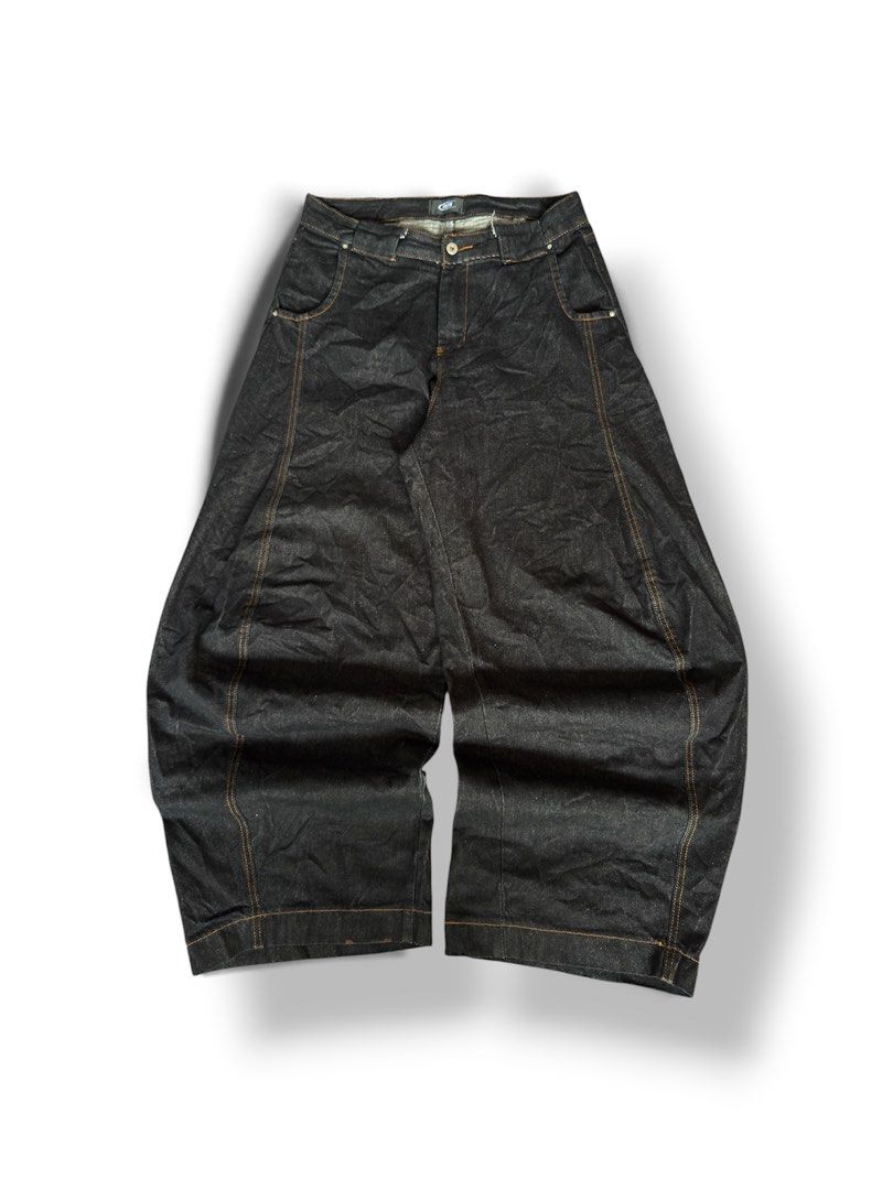 FREESONATA / Black Massive Barrel Raw denim jeans (Category: Jeans) located in General Santos City (Dadiangas). Submitted by archives_haus (Listing ID 1469814365, Image 1). Description: FREESONATA / Black Massive Barrel Raw denim jeans W - 34 35 L - 43 T - 15.5 KNEE - 16 H - 12.2 hard / thick / heavy denim excellent condition minimal heeldrag & dirts on hem nice fittings good for japanese fits!.