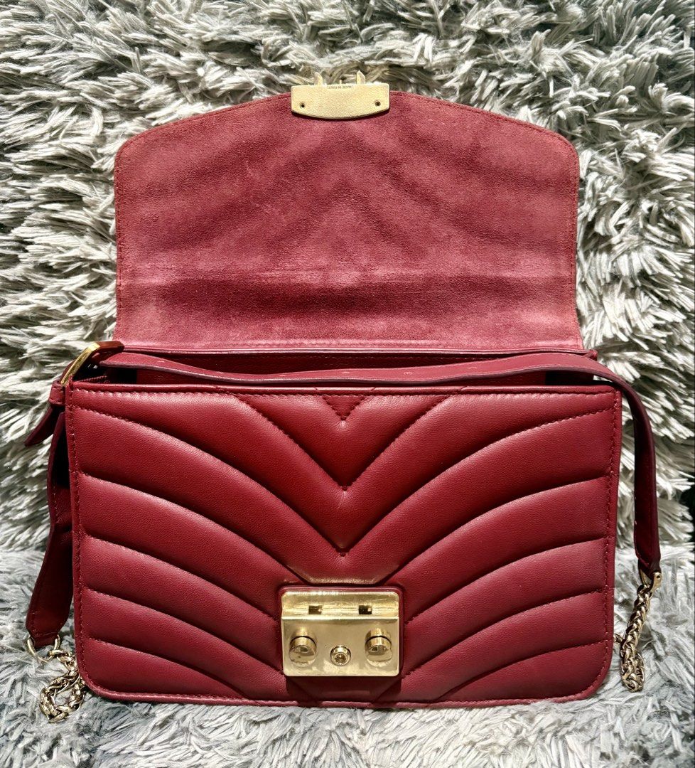 Furla (Category: Luxury Bags & Wallets) located in Manila. Submitted by jlj_v.2_oshop (Listing ID 1469825688, Image 3). Description: ORIGINAL FURLA quilted leather handbag featuring a gold-tone “FURLA” clasp closure and a matching chain-and-leather shoulder strap. Medium size. .