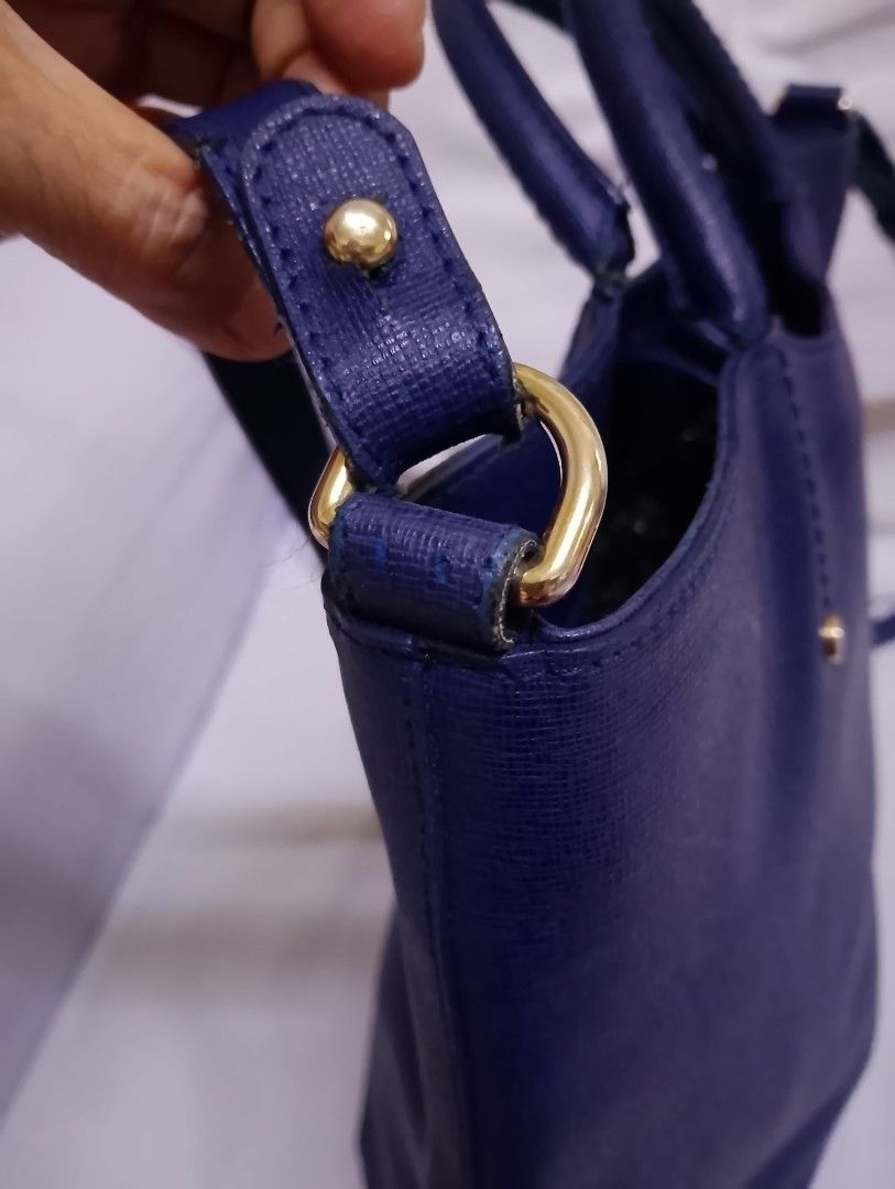 Furla shoulder bag (Category: Shoulder Bags) located in Quezon City. Submitted by isabelle_1212_ (Listing ID 1469852290, Image 3). Description: manageable flaws, due to usage.