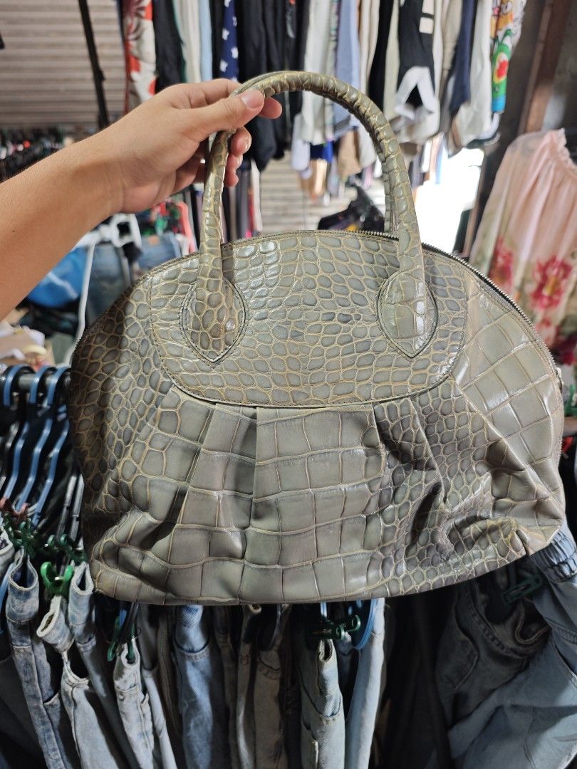 Furla vintage croco (Category: Sling Bags) located in Calauag. Submitted by cou1_h (Listing ID 1469802616, Image 2). Description: No issue need wash lang.