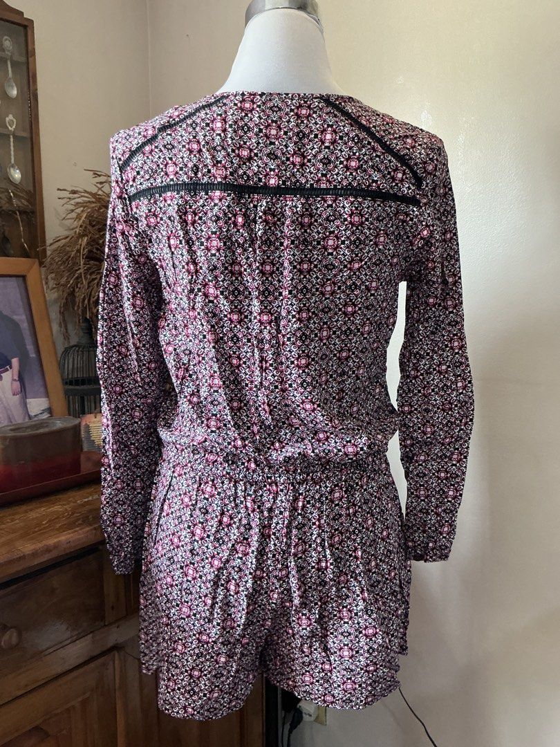 GAP Long-sleeve Romper (Category: Rompers) located in Quezon City. Submitted by shopabilitymnl (Listing ID 1469858425, Image 2). Description: Size: Small No issue Mannequins’s Bust: 36-37 inches .