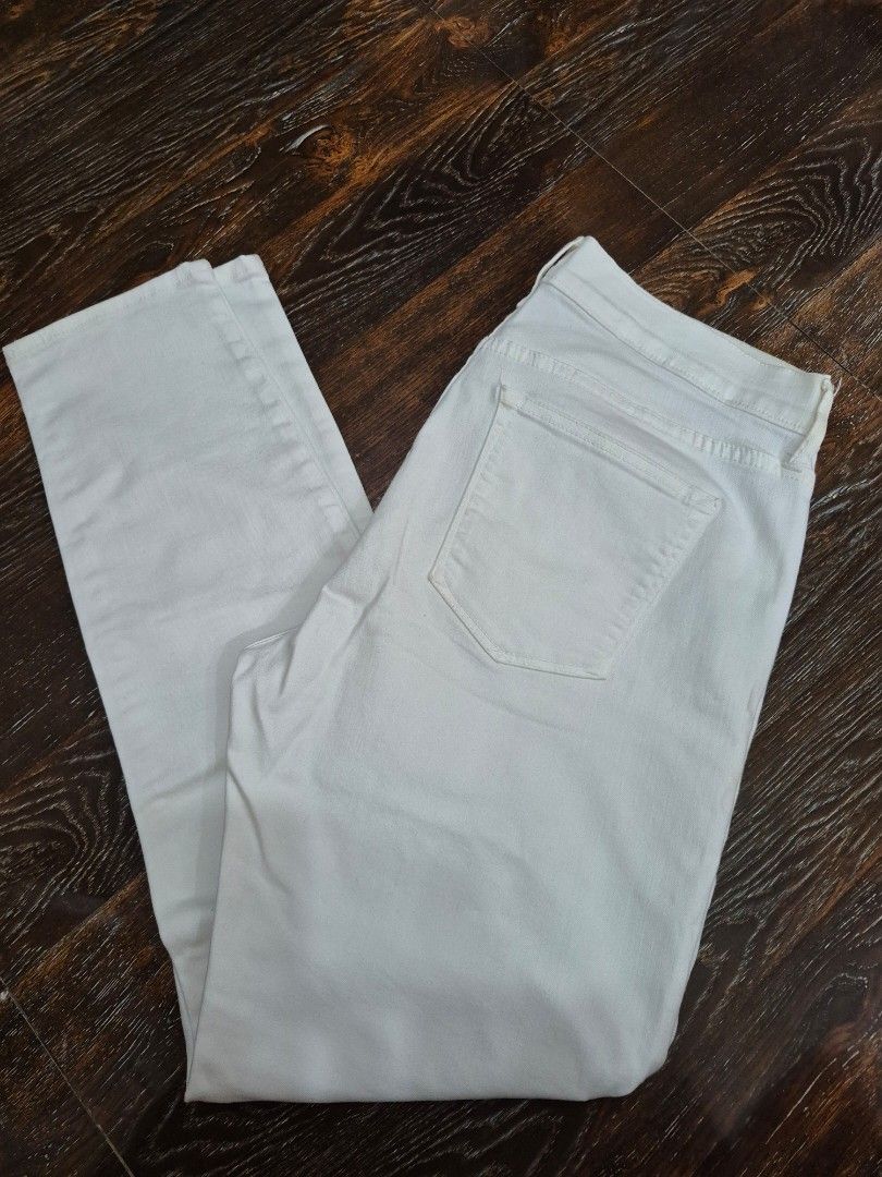 Gap White Jeans (Category: Jeans) located in Santa Cruz. Submitted by deenem (Listing ID 1469767652, Image 3). Description: Like New😍👌 No flaws👌 (Measurements laid flat in inches) Waist: 16-17 Lenght: 36 stretchabe.