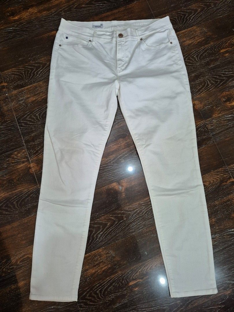Gap White Jeans (Category: Jeans) located in Santa Cruz. Submitted by deenem (Listing ID 1469767652, Image 2). Description: Like New😍👌 No flaws👌 (Measurements laid flat in inches) Waist: 16-17 Lenght: 36 stretchabe.