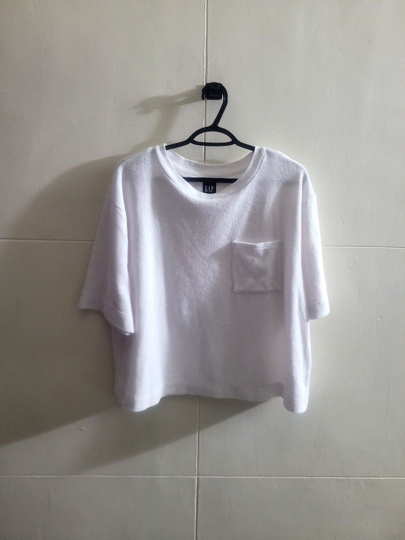 Gap White top (Category: Blouses) located in Los Banos. Submitted by lopecruz (Listing ID 1469864020, Image 2). Description: 25"armpit lajd flat 23"length Large Like new, no flaws.