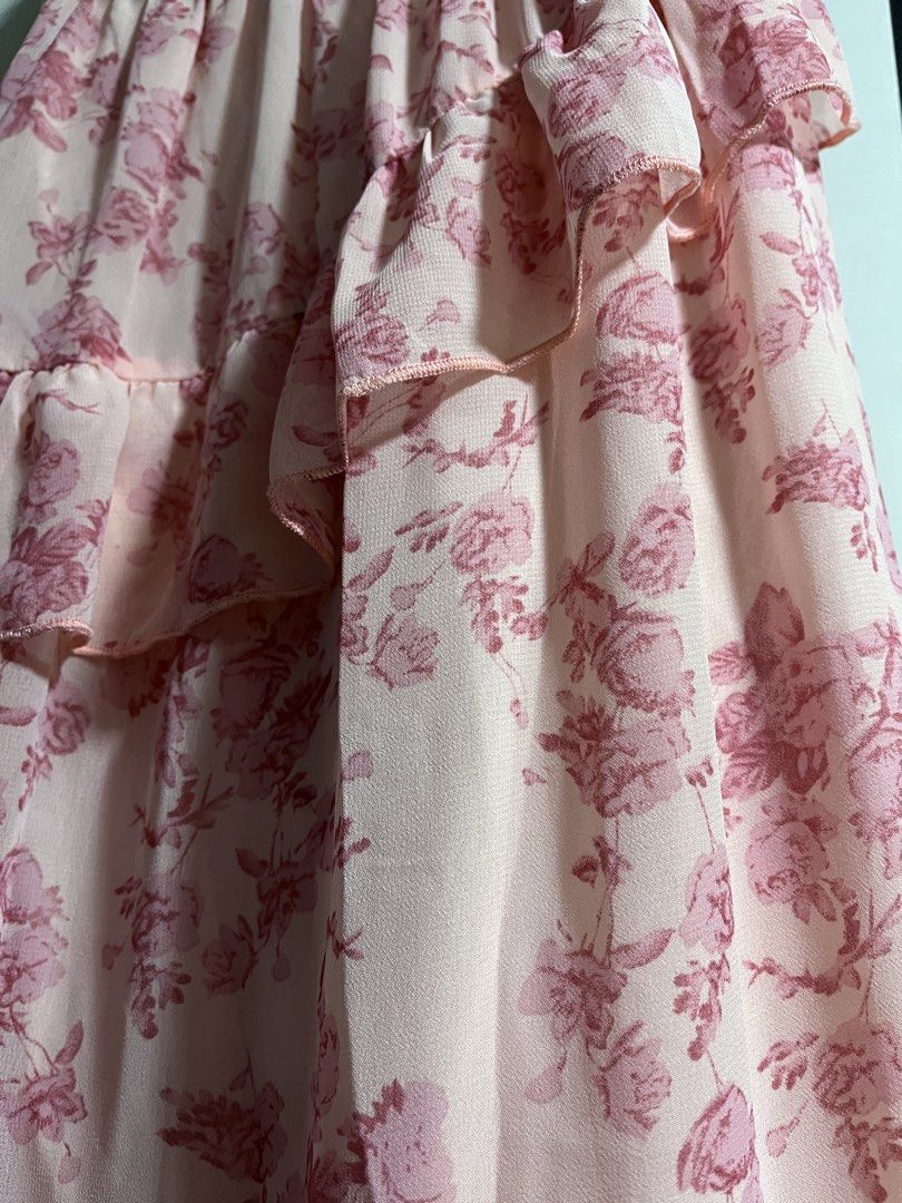 Garden floral skirt (Category: Skirts) located in Mexico. Submitted by inthetropics (Listing ID 1469896101, Image 3). Description: no flaws. Extra small to small. For petite waist. Maxi length with ruffles. With inner lining. Suits a garden wedding/ casual wear..