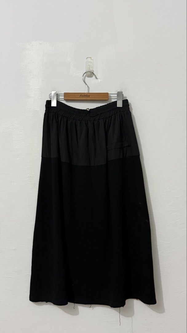 GARTERIZED 2-toned midi skirt (Category: Skirts) located in Cordova. Submitted by thedecluterrer (Listing ID 1469873103, Image 1). Description: .