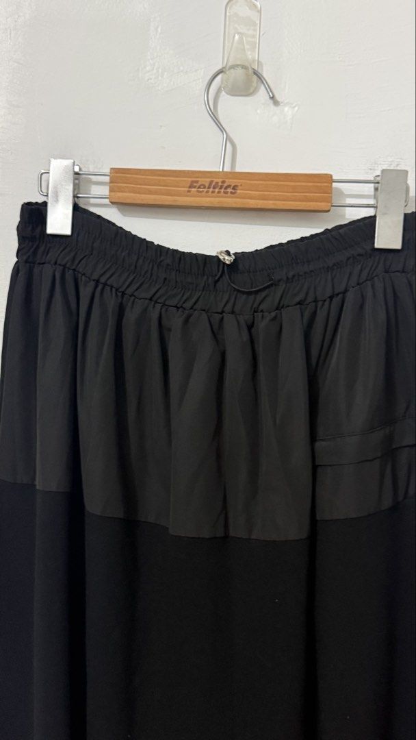 GARTERIZED 2-toned midi skirt (Category: Skirts) located in Cordova. Submitted by thedecluterrer (Listing ID 1469873103, Image 2). Description: .