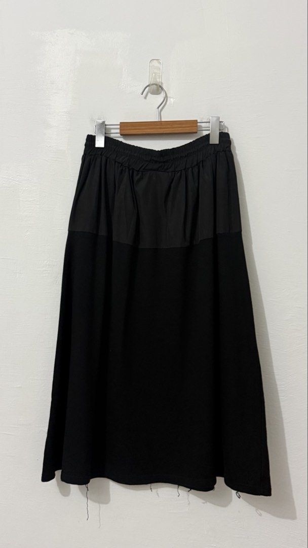 GARTERIZED 2-toned midi skirt (Category: Skirts) located in Cordova. Submitted by thedecluterrer (Listing ID 1469873103, Image 3). Description: .