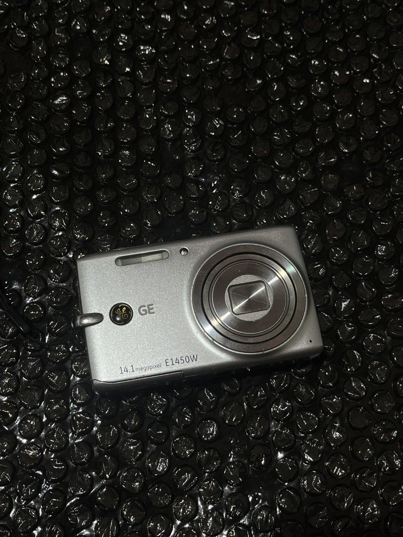 GE E1450W (Category: Cameras) located in Manila. Submitted by r_zlxa (Listing ID 1469759852, Image 1). Description: - fully functioning - with WORKING flash - with NEW battery - with SD CARD - comes with strap handle and USB type memory card reader ISSUE: no battery lock (but hindi naman nakaka affect since may batt door) see last pic BODY COSMETICS - 9/10 comment for sample pics!❤️.