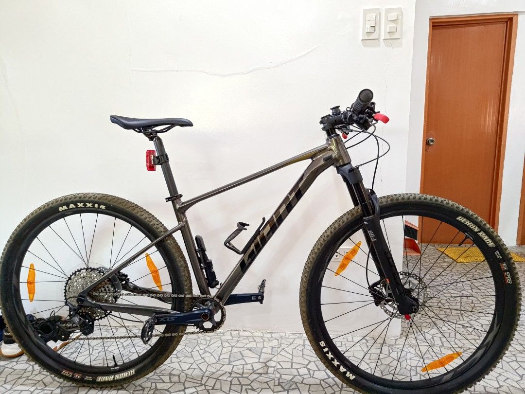 Giant Mountain Bike (Medium) (Category: Bicycles) located in Pasuquin. Submitted by mangjuanpedro (Listing ID 1469792981, Image 2). Description: 2023 GIANT XTC SLR 29erb without pedal Brandnew price(70,000) - Tyres: Maxxis Rekon Race 29×2.25 (98%), trail-ready/tubeless ready FREEBIES&Accessories(price worth): *Helmet *Bike stand *Pedal upgraded to Shimano EH 500 for MTB(P3500) *CATEYE VZ450 taillight(P1,765) *Nitecore BR35 light(P4,603) *Magene C