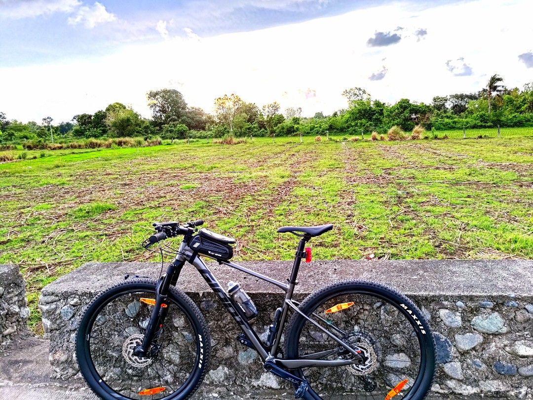 Giant Mountain Bike (Medium) (Category: Bicycles) located in Pasuquin. Submitted by mangjuanpedro (Listing ID 1469792981, Image 1). Description: 2023 GIANT XTC SLR 29erb without pedal Brandnew price(70,000) - Tyres: Maxxis Rekon Race 29×2.25 (98%), trail-ready/tubeless ready FREEBIES&Accessories(price worth): *Helmet *Bike stand *Pedal upgraded to Shimano EH 500 for MTB(P3500) *CATEYE VZ450 taillight(P1,765) *Nitecore BR35 light(P4,603) *Magene C