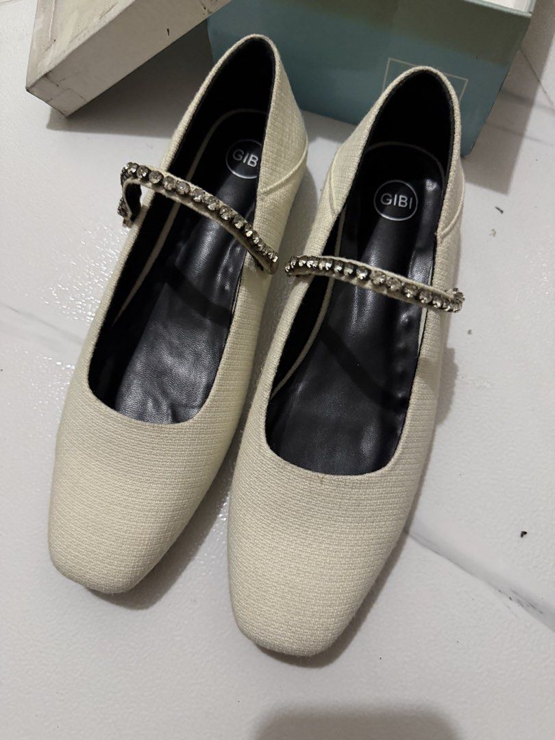 Gibi White Shoes (Category: Flats & Sandals) located in Las Pinas. Submitted by gmonteros (Listing ID 1469885658, Image 3). Description: Used once sa kasal.