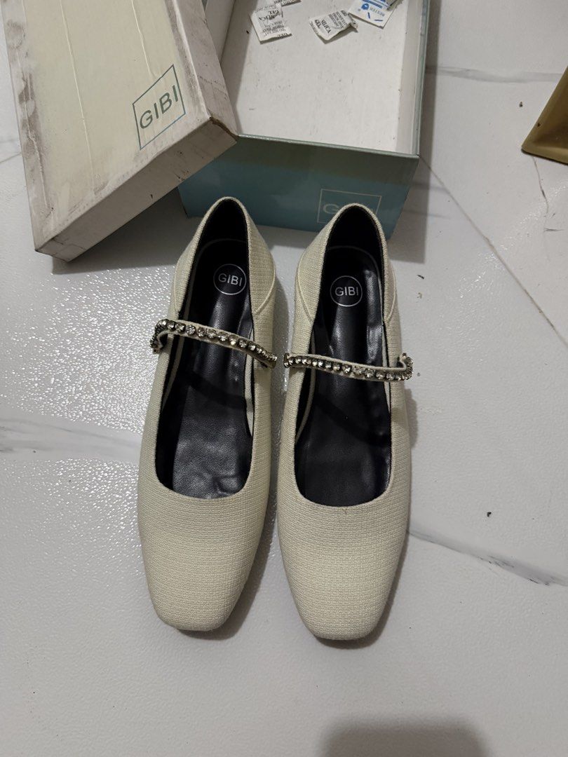 Gibi White Shoes (Category: Flats & Sandals) located in Las Pinas. Submitted by gmonteros (Listing ID 1469885658, Image 2). Description: Used once sa kasal.
