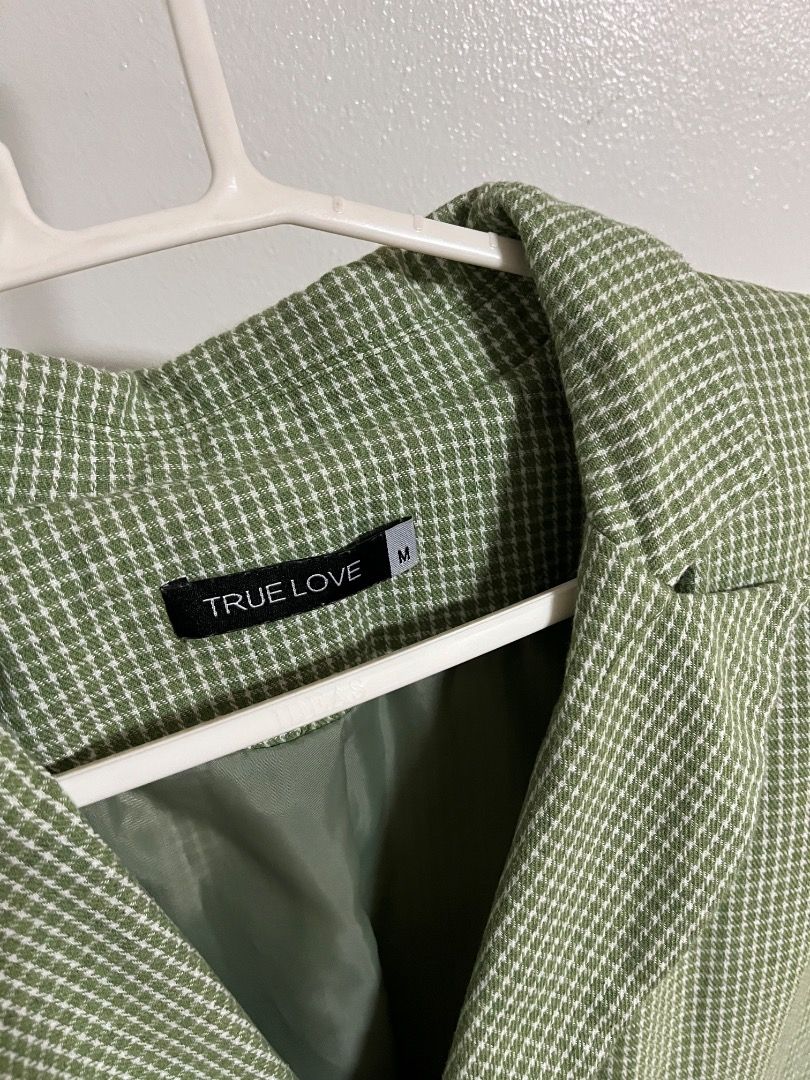 Green Houndstooth Patterned Blazer Jacket (Category: Coats, Jackets and Outerwear) located in Cabuyao City. Submitted by rdtrmt (Listing ID 1469866220, Image 3). Description: - Style: Green houndstooth blazer with a structured fit - Details: Standard lapel collar and button cuffs on both sleeves - Versatility: Great layering piece for smart casual outfits or office wear - Condition: Clean fabric, well-kept.