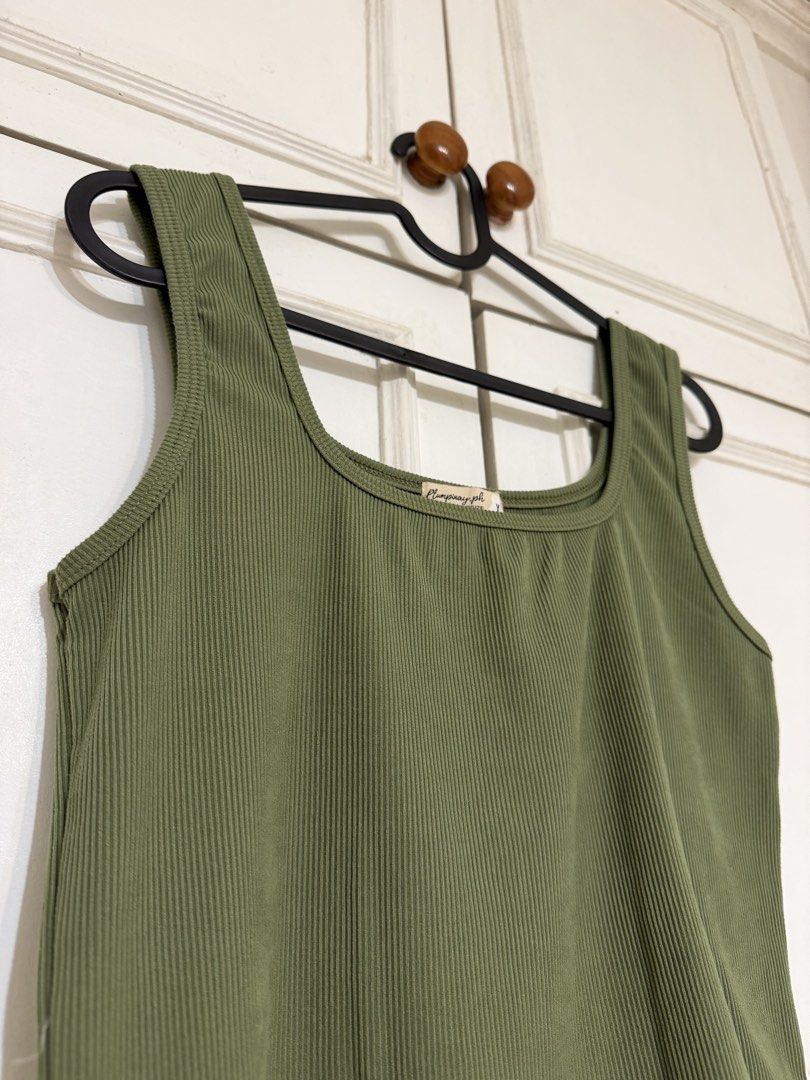Green Ribbed Square Neck Tank Top Size XL (Category: Sleeveless) located in Rizal. Submitted by rianaht (Listing ID 1469931337, Image 2). Description: - Brand: Plumpinayph - Size: XL - Color: Green - Neckline: Square neckline with thick straps - Fit: Cropped hemline - Fabric: Soft stretch fabric - Condition: Brand new with tag attached at the collar - Style: Casual basic top, easy to pair with jeans or shorts 🌸 RFS: Decluttering 🌸 Delivery only