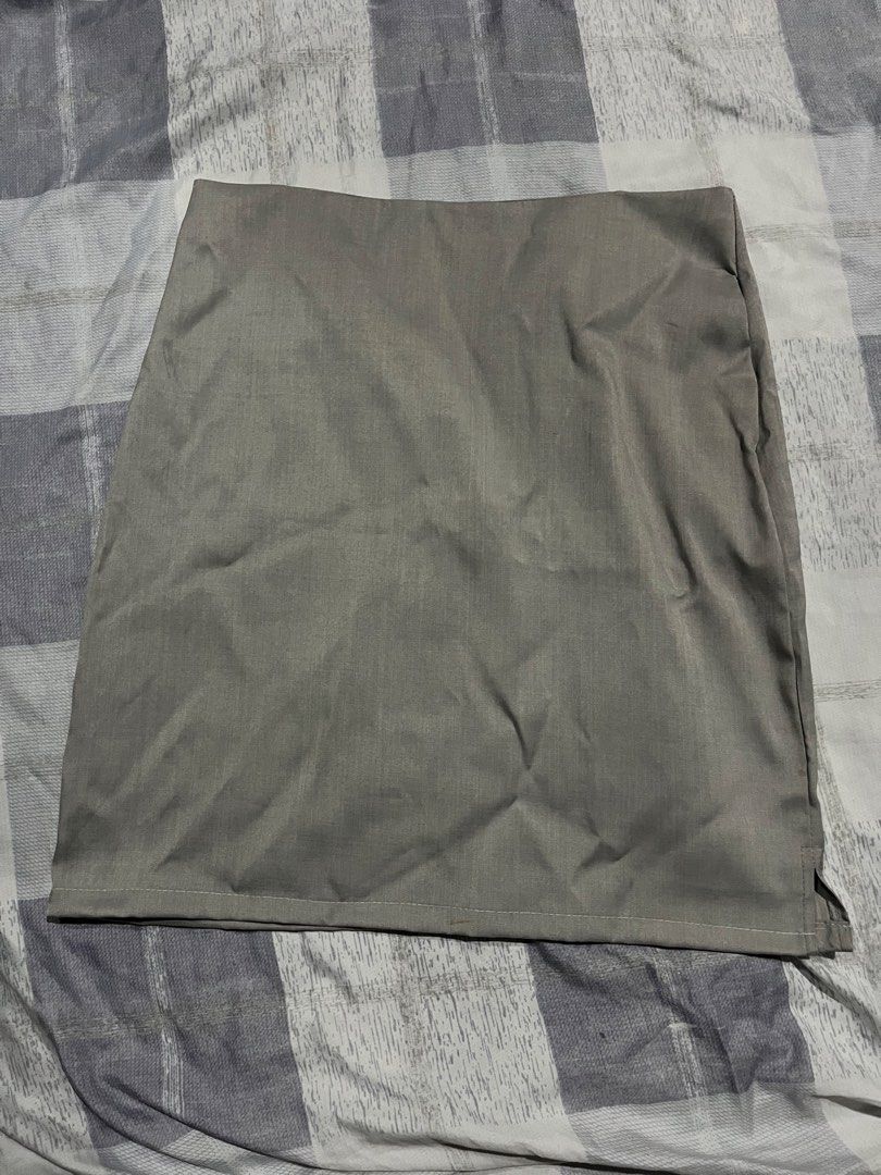 Grey Mini Skirt (Category: Skirts) located in Legazpi City. Submitted by chynnunez (Listing ID 1469876551, Image 1). Description: - Style: Straight-cut mini skirt - Color: Grey - Versatile: Great for casual outings or workwear - Details: Clean hem and basic waistline - Easy to match: Pairs well with plain tees or blouses.