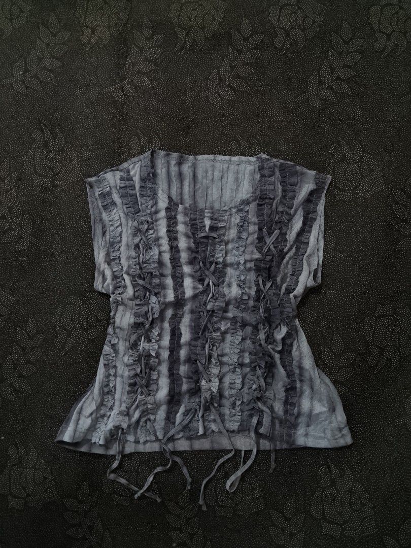 Grunge grey top (Category: Others Tops) located in Cotabato. Submitted by winonasallure (Listing ID 1469945020, Image 1). Description: size:small-semi med.