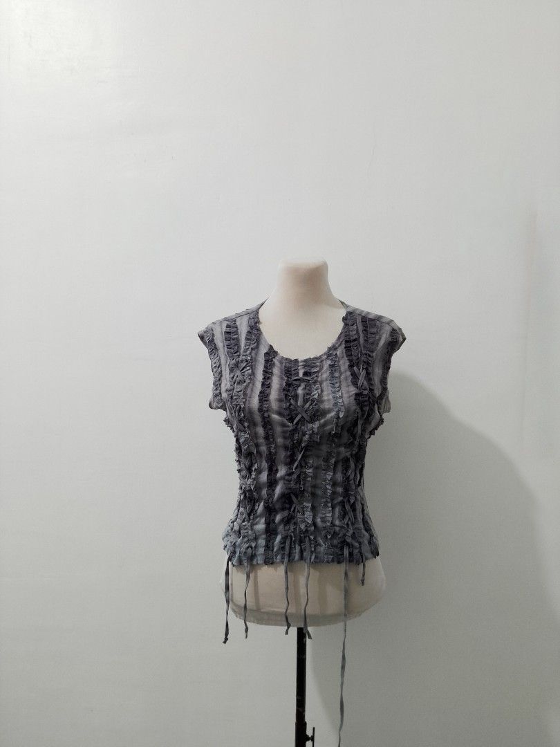 Grunge grey top (Category: Others Tops) located in Cotabato. Submitted by winonasallure (Listing ID 1469945020, Image 2). Description: size:small-semi med.
